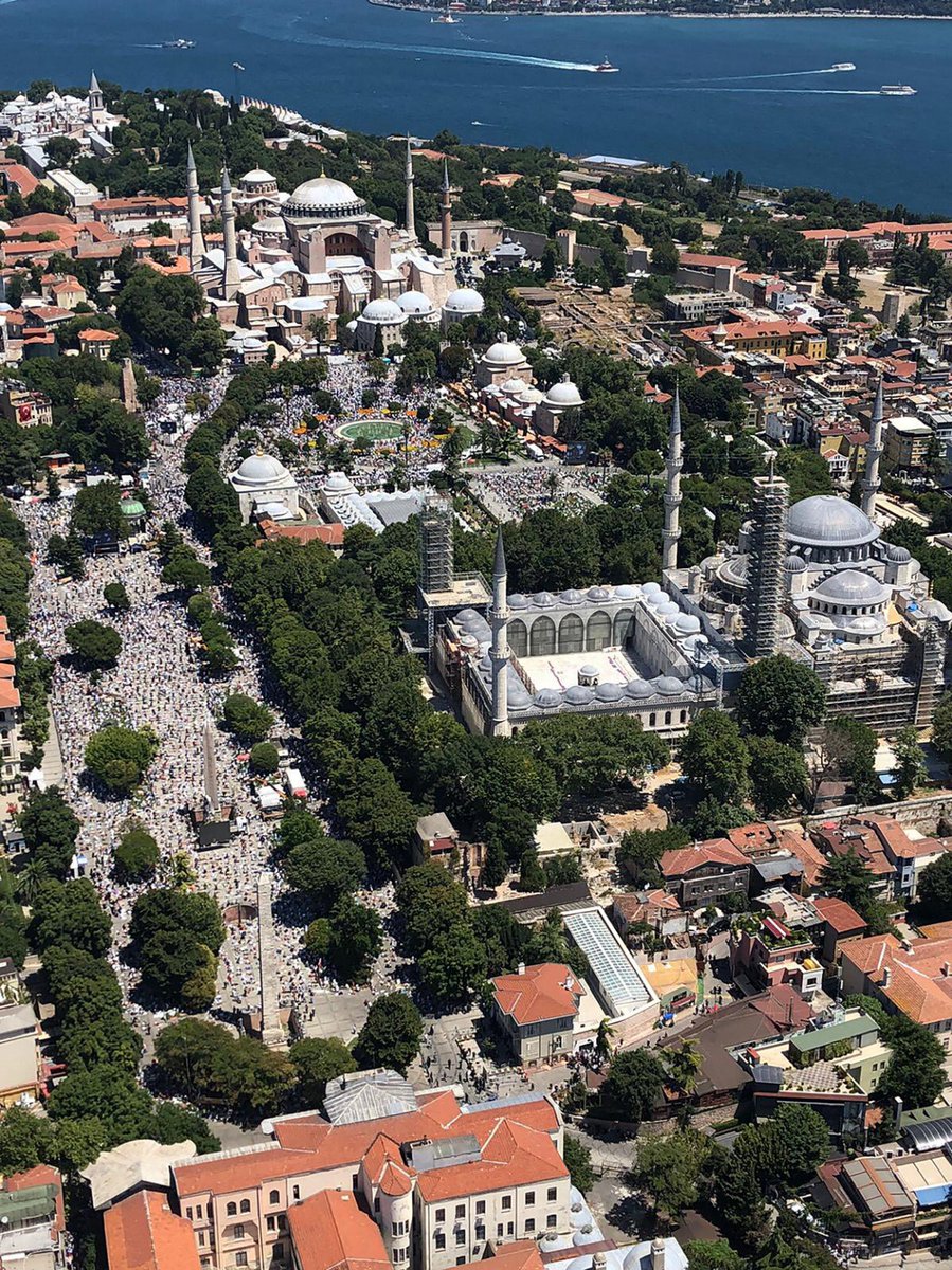 BY's tweet photo. 86 yıllık hasret bitti. Cumhurbaşkanımız @RTErdogan'ın liderliğinde #AyasofyaCamii ibadete açıldı.

Fatih'in emaneti Ayasofya'da Rabb'imizin huzurunda yeniden secdeye varmak nasip oldu, hamdolsun.

Memleketimize ve tüm âlem-i İslam'a hayırlı olsun. 🇹🇷 https://t.co/e5cwmn734P