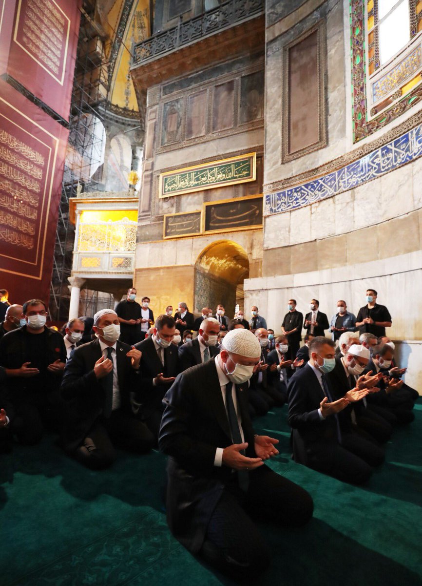 BY's tweet photo. 86 yıllık hasret bitti. Cumhurbaşkanımız @RTErdogan'ın liderliğinde #AyasofyaCamii ibadete açıldı.

Fatih'in emaneti Ayasofya'da Rabb'imizin huzurunda yeniden secdeye varmak nasip oldu, hamdolsun.

Memleketimize ve tüm âlem-i İslam'a hayırlı olsun. 🇹🇷 https://t.co/e5cwmn734P