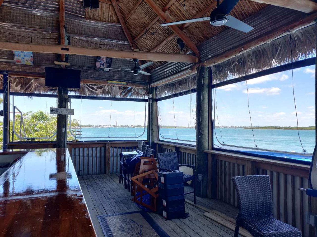 keystonoutdoor's tweet photo. This is a weekend MOOD 🏝️ brought to you by K &amp; B Enterprises and The Edge's amazing new tiki bar! Created with #KeystonBros CoolShade and clear plastic. 
•
•
•
#putdoordining #outdoorliving #coolshade #awningsandcanopies #doorawning #awnings #awning https://t.co/RMgKMMhnHq