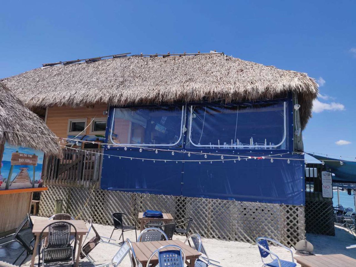 keystonoutdoor's tweet photo. This is a weekend MOOD 🏝️ brought to you by K &amp; B Enterprises and The Edge's amazing new tiki bar! Created with #KeystonBros CoolShade and clear plastic. 
•
•
•
#putdoordining #outdoorliving #coolshade #awningsandcanopies #doorawning #awnings #awning https://t.co/RMgKMMhnHq