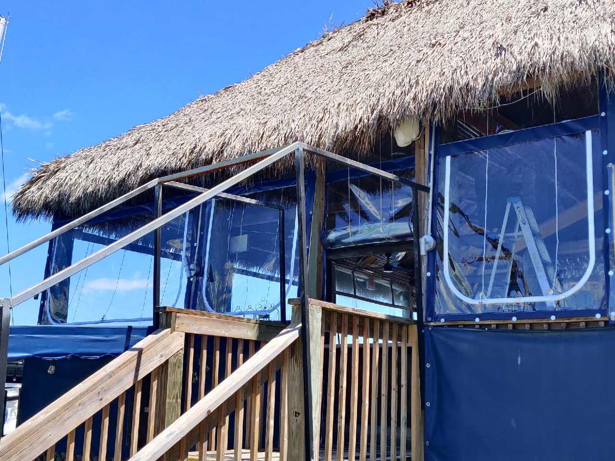 keystonoutdoor's tweet photo. This is a weekend MOOD 🏝️ brought to you by K &amp; B Enterprises and The Edge's amazing new tiki bar! Created with #KeystonBros CoolShade and clear plastic. 
•
•
•
#putdoordining #outdoorliving #coolshade #awningsandcanopies #doorawning #awnings #awning https://t.co/RMgKMMhnHq