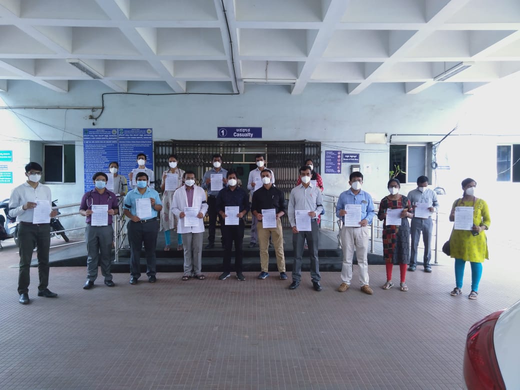Indian__doctor's tweet photo. #covidwarriorsindistress
#covidwarriorsindistress
We demand arrest &amp; action against culprits involved in KC General Hospital &amp; Bealagaun violence incident on doctors @OfficialPmsf
@karnatakarda @DrHarjitBhatti @FordaIndia @ANI @the_hindu @UnitedRda @DrHVoffice
#blackbadgeday https://t.co/6TH4yXY4VF
