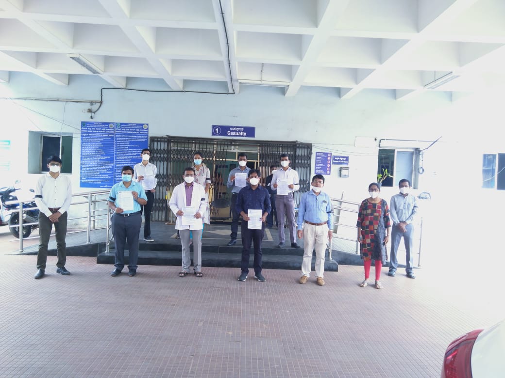 Indian__doctor's tweet photo. #covidwarriorsindistress
#covidwarriorsindistress
We demand arrest &amp; action against culprits involved in KC General Hospital &amp; Bealagaun violence incident on doctors @OfficialPmsf
@karnatakarda @DrHarjitBhatti @FordaIndia @ANI @the_hindu @UnitedRda @DrHVoffice
#blackbadgeday https://t.co/6TH4yXY4VF