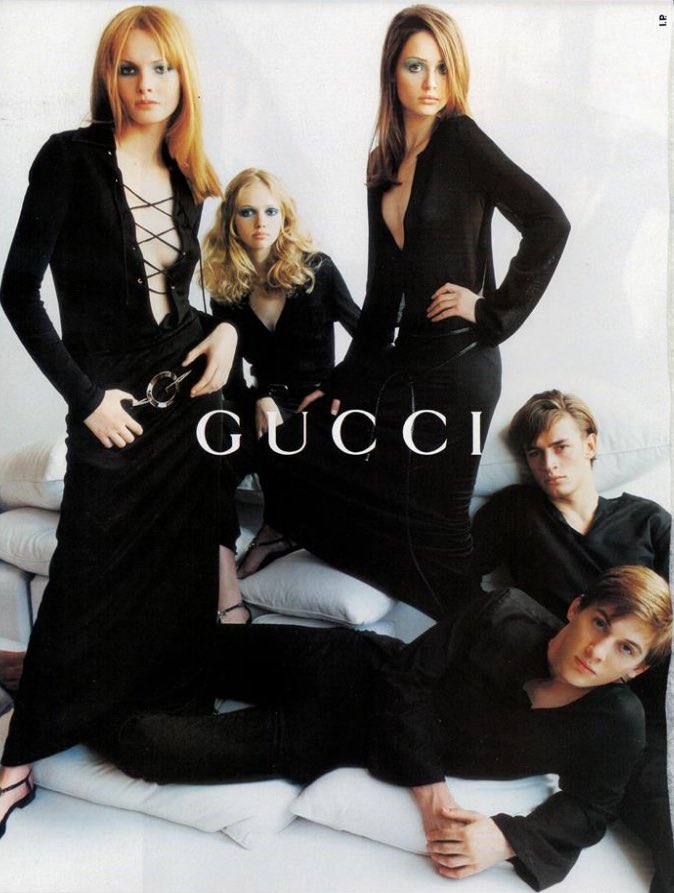 38/ La tenue d’Abbacchio est inspirée de celle de Carolyn Park-Chapman (à gauche) pour la collection Gucci printemps/été 1996.