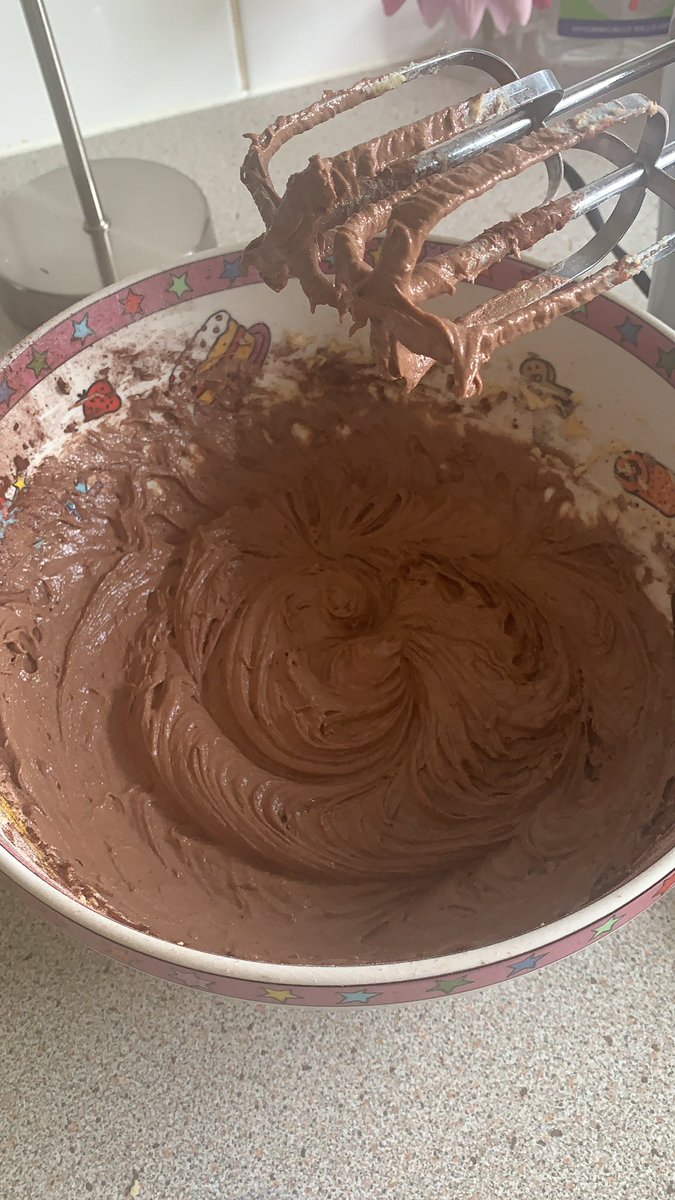 Danni_Abram's tweet photo. @TheJohnnyHQ making chocolate cupcakes and streaming ofc😌❤️🥳🧁 #johnnystreamingparty #johnnyorlando #seeyou 💚 https://t.co/x7lO8ZuGRQ