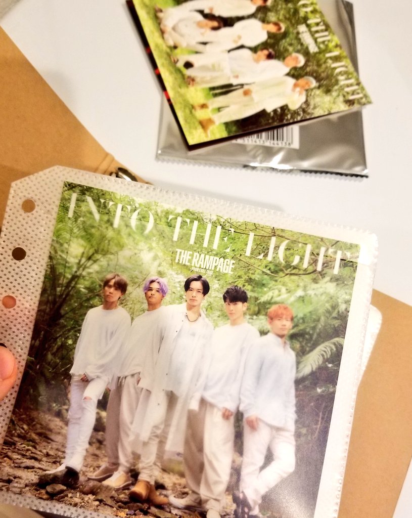 Sncr Pengu みんなー ずっとアザージャケットの収納 にピッタリなものがなくて悩んでたけど やっと見つかった 無印のcdホルダー 12cm X 12cmのアザージャケットも ランペのdhcのやつも 590円でリフィル5枚付き 80円で追加リフィル1枚単位で