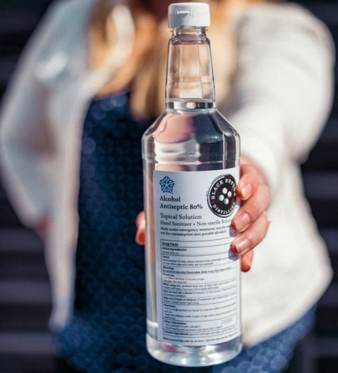 spirits360's tweet photo. More than 800 distillers across the nation have pivoted to produce hand sanitizer for first responders and their communities! Shipping nationwide, please help support these distilleries!
#Handsanitizershipping
#b2bshipping
#Distillerydistribution
#liftingdistilleryspirits https://t.co/YvDVJJqzXG