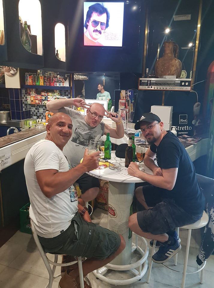 PurgerBlack's tweet photo. jucer u dobroj atmosferi s Crneem i Cavarom @MasaKrisT u Amfori u Voltinom! #Muzik evolution changes, ispusto sam nekakve tekwando glasove pred kraj, ugl DANAS #Detmec koncert u Mesnickoj, oko pol 22! #ZGHC KAJ! https://t.co/stwUvLGruz