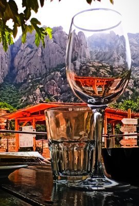 VinyaNova's tweet photo. Si te dan a elegir . . . , entre tomar un café en un centro comercial o tomarte un vinito en el Parque Natural de Monserrat.

¿Que pides, blanco, tinto o rosado? 🤔

#Montserrat #Catalunya #Barcelona #RespiraNatura #GastroArtesania

#DifrutaTuComarca https://t.co/OJanPi2xrm
