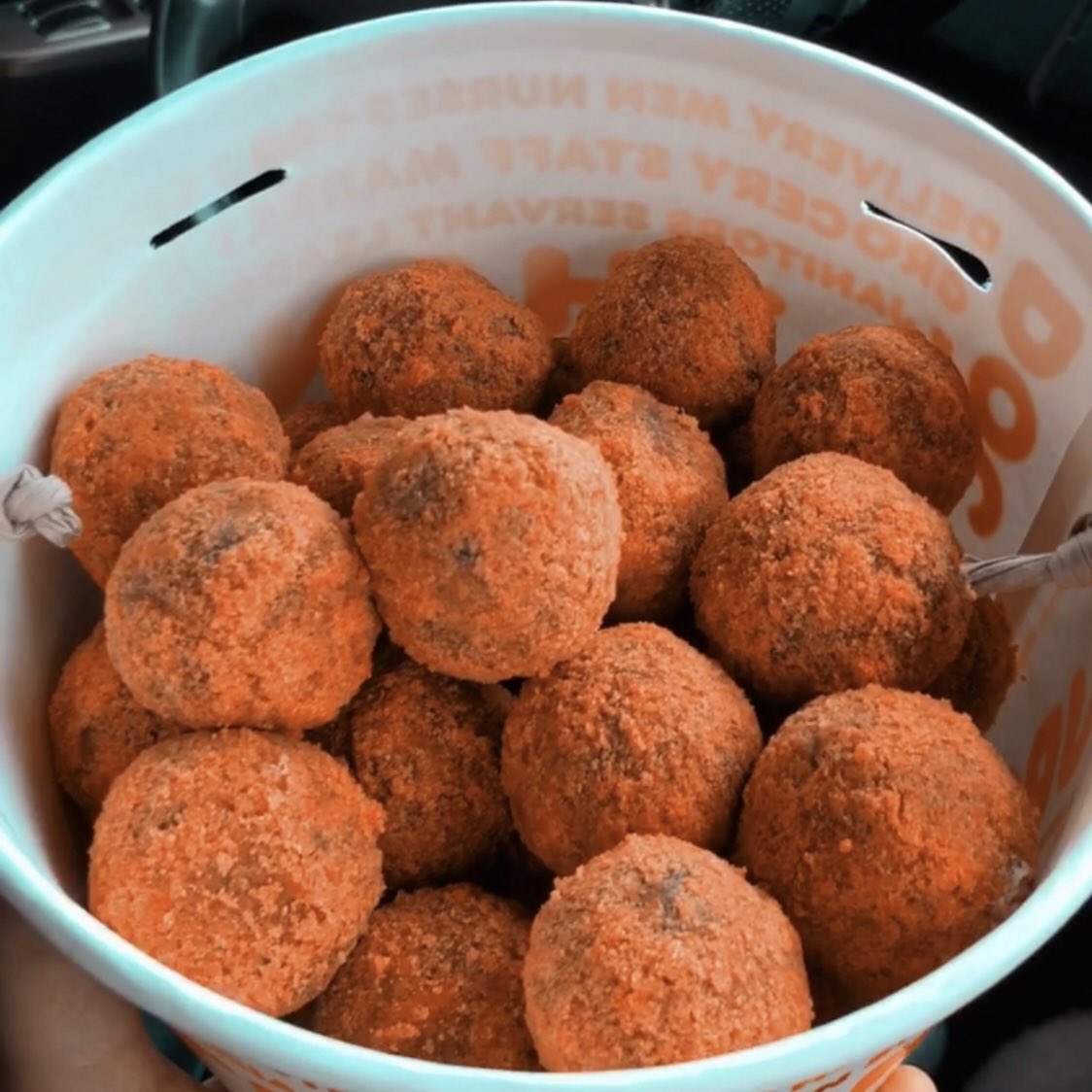 len2dinglasa's tweet photo. Can anything get better than these?? Thank you @Magsfull!! #dunkindonuts #dunkindonutsph #chocobutternut #bucketmunchkins https://t.co/ZDxnghGApZ