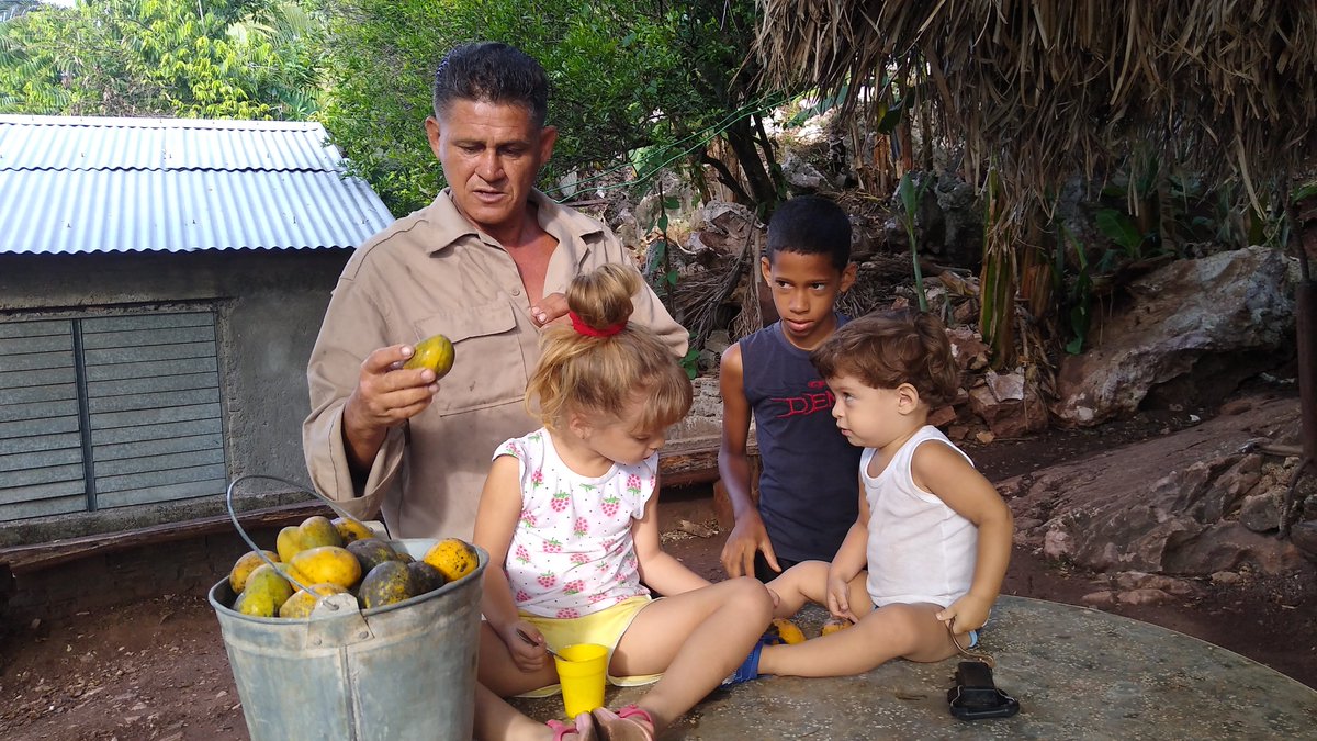 Grechent5's tweet photo. Tarde en la noche soltaron a mi esposo Jorge Cervantes,era para decirle que mañana 25 se tenía q presentar en #SantiagoDeCuba en la unidad de Micro9,por un falso delito de daño.Todo esto es por el 26 de julio q se aproxima y ellos tienen miedo. https://t.co/8G6VpU4SoU