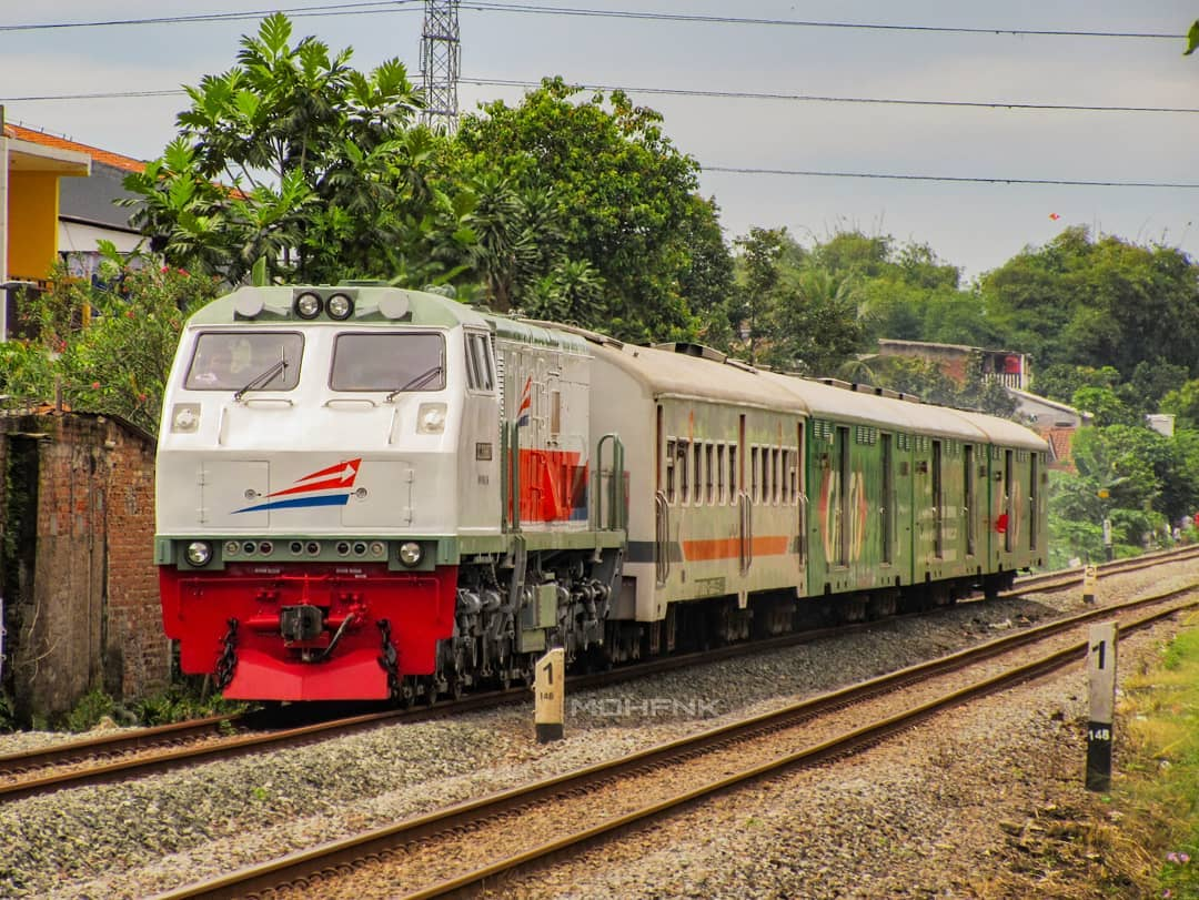 MDHFNK's tweet photo. Bandung Gambir YES Cargo
KA Barang Parcel terusan, relasi Bandung-Gambir
#fotosepur #kalog #cc203 https://t.co/WOrUmb1hM8