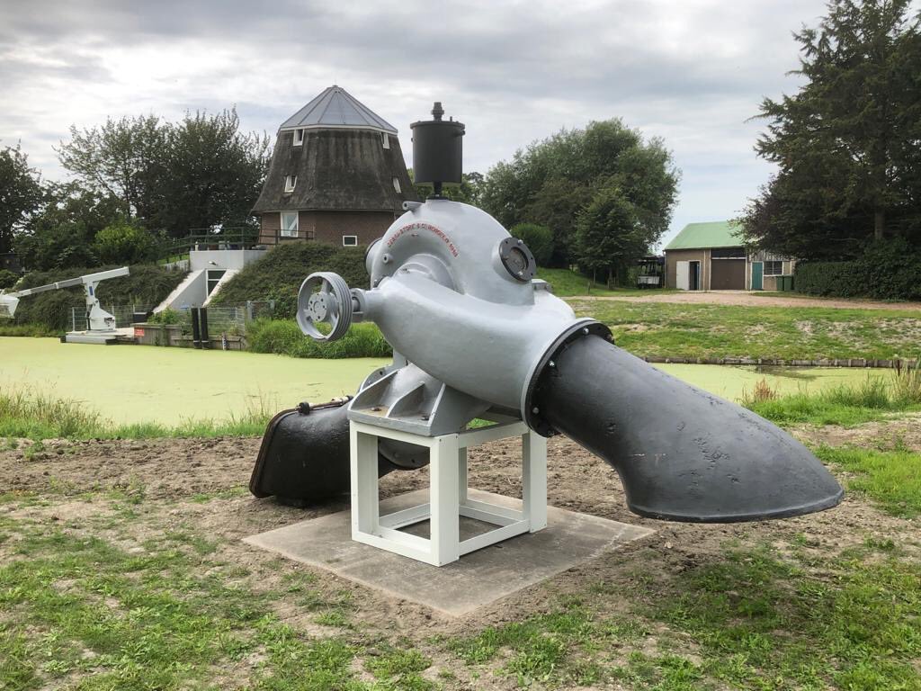 Bij de renovatie van het gemaal Droogmakerij Oude Polder Pijnacker hebben we de meer dan honderdjarige pomp een mooi plekje gegeven. Lijkt nu net een moderne kunstwerk. <a href="/hhDelfland/">HH Delfland</a>