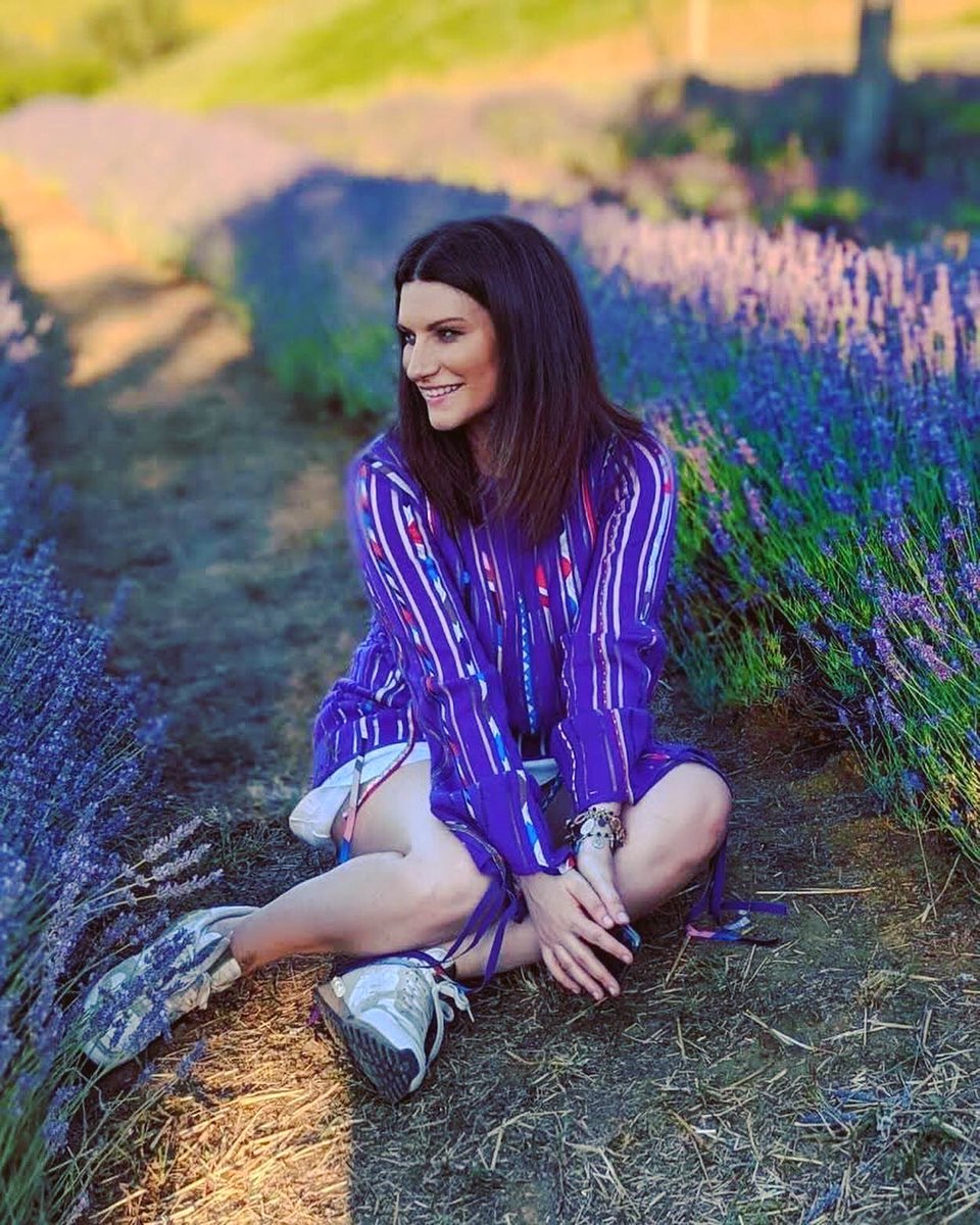 LauraPausini's tweet photo. Brisighella (Ravenna).
Anche questo venerdì vi faccio conoscere un pezzettino della mia Romagna. Passeggiare tra la natura mi rilassa sempre tantissimo!

Hoy viernes también os doy a conocer un poquito de mi Romagna. ¡Pasear por la naturaleza me relaja muchísimo! https://t.co/DIPCLf371A