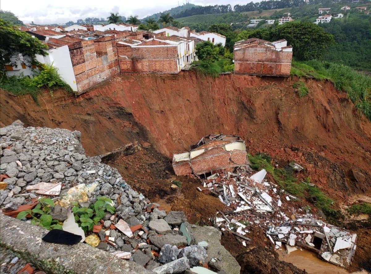 CarlosMayaPei's tweet photo. Presidente @IvanDuque, hace un año usted se comprometió con $10 mil millones para la solución de este problema. Anoche gracias a la evacuación del año pasado, a nuestros monitoreos y reacción inmediata y a Dios no hubo muertos. Seguimos esperando que el Gob Nal cumpla su palabra. https://t.co/aeYiJ1XkMn
