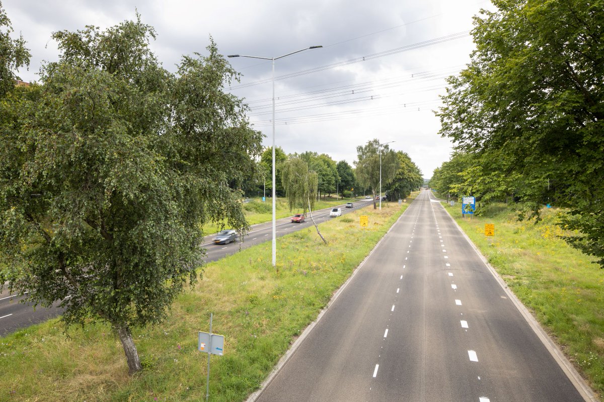 Het onderhoudswerk aan de John F. Kennedylaan is eerder klaar dan verwacht. De weg gaat komende nacht om 0.00 uur weer open, twee dagen eerder dan gepland. Meer info op eindhoven.nl/nieuws/werkzaa…