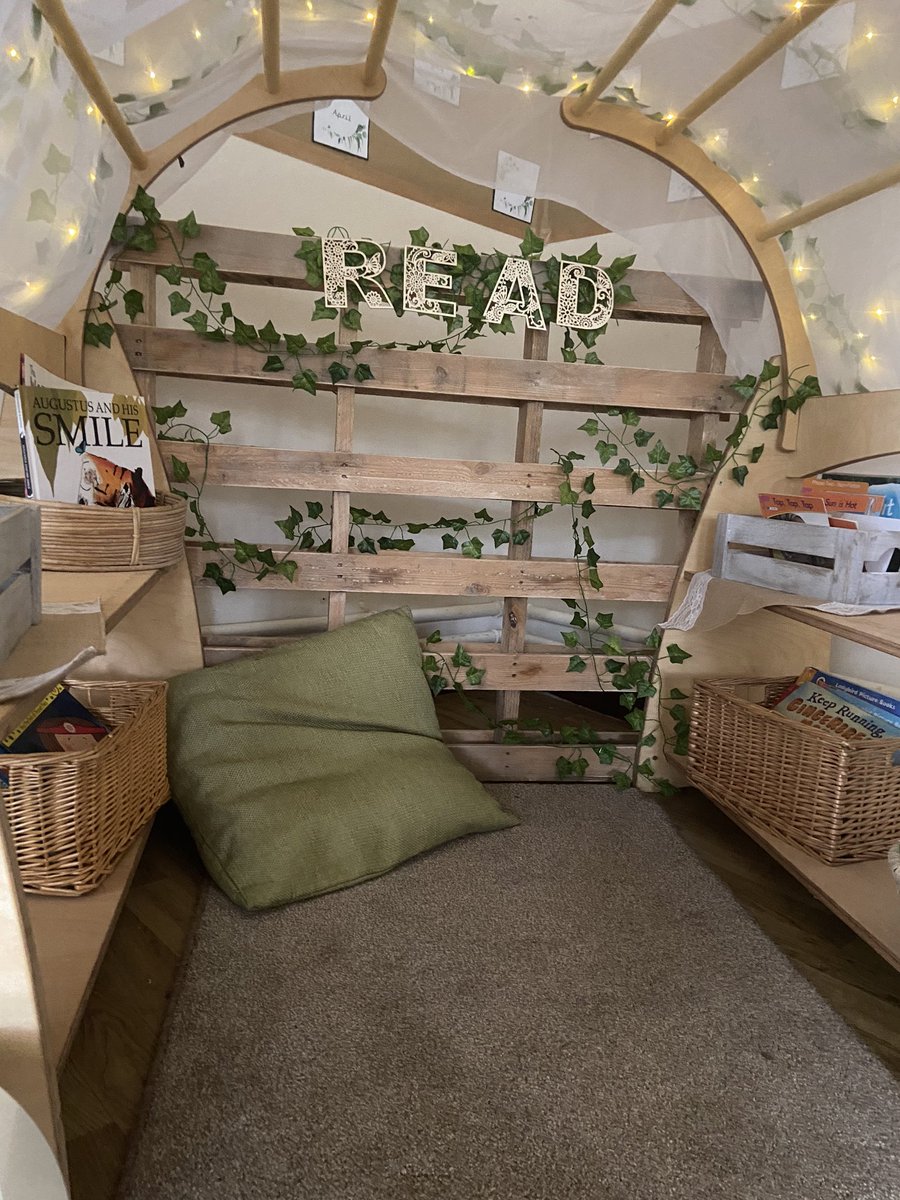 CamarahMosey's tweet image. My favourite area of my classroom so far. The reading arch is from @cosydirect and I have attached a pallet onto the back. We have the months of the year displayed in each classroom alongside the books that we have read that month 🥰 #TeamThornton #EYFS #readingarea
