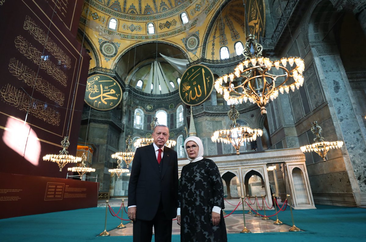 EmineErdogan's tweet photo. Bu mübarek Cuma gününe ermeyi nasip eden Rabbimize şükürler olsun! Bu muhteşem mabedin duvarlarına asırlardır sinen dualara şükür dualarımız, ruhuna sevinç gözyaşlarımız eklendi.
Ayasofya-i Kebir Cami-i Şerifi aziz Milletimize ve tüm İslam âlemine hayırlı olsun. #AyasofyaCamii https://t.co/ou5Yl8Yp43