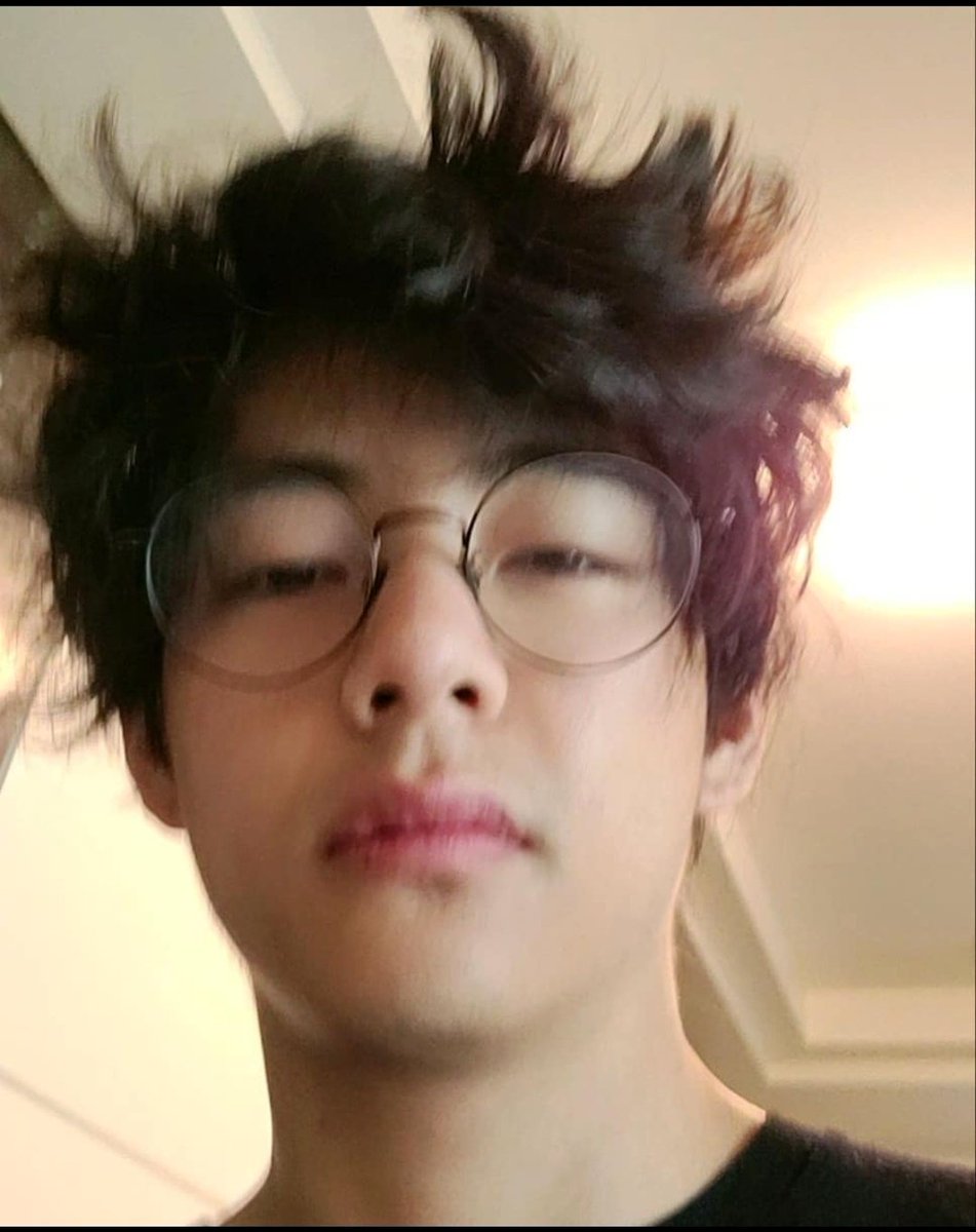 zo_zo_7's tweet photo. A short time ago, I used to listen to the songs of "scenery" and " Winter Bear", and watch your photos and videos in my phone's studio. I cried a lot because I miss you. It is true that you updated pictures but I still miss you.l love you 💜💜💜😭
#TaehyungCute #BTSV #bts #army https://t.co/Ol0sM8aHus