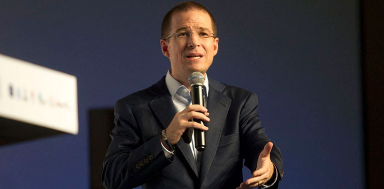 ADNQro's tweet photo. #México 💰 Afirma Lozoya entrega de sobornos a Anaya y Pancho

Emilio Lozoya reveló que pagó sobornos por $52 millones 380 mil a legisladores del PAN para que aprobaran las reformas del Pacto por México.
 
👉🏼 https://t.co/AJDMrSw4Hr https://t.co/W0FnN68oDP