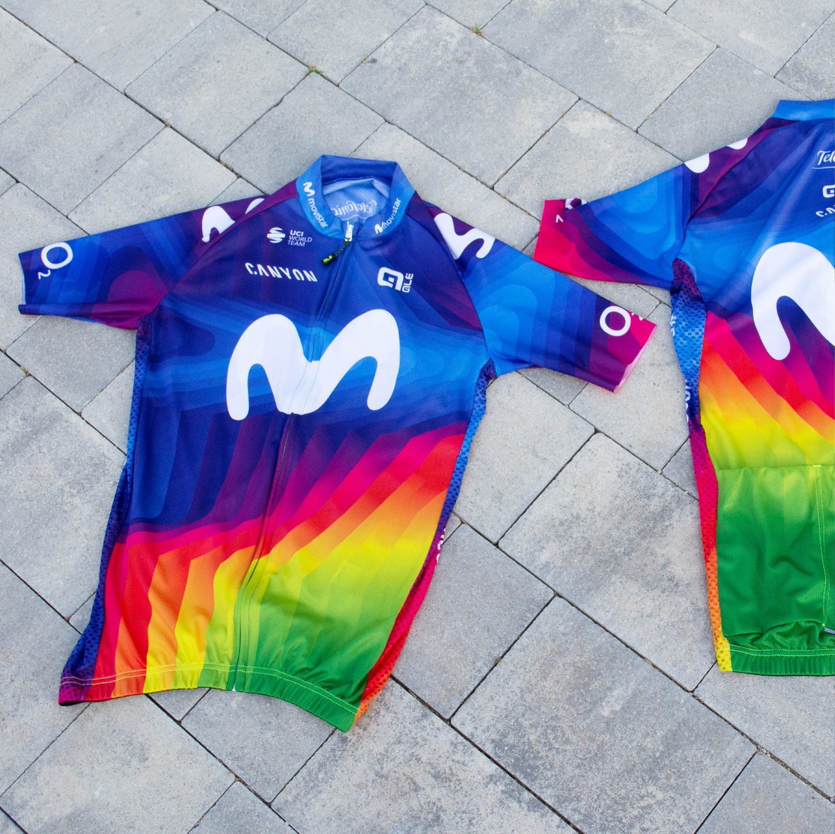abus_es's tweet photo. ¡Qué ganas de que llegue el próximo 1 de agosto para poder ver a los corredores de @Movistar_Team en la @StradeBianche luciendo su equipación solidaria en favor de @CruzRojaEsp, que incluye una edición especial de nuestro nuevo casco, el #StormChaser! 🌈✨ https://t.co/nUhuE5sCgz