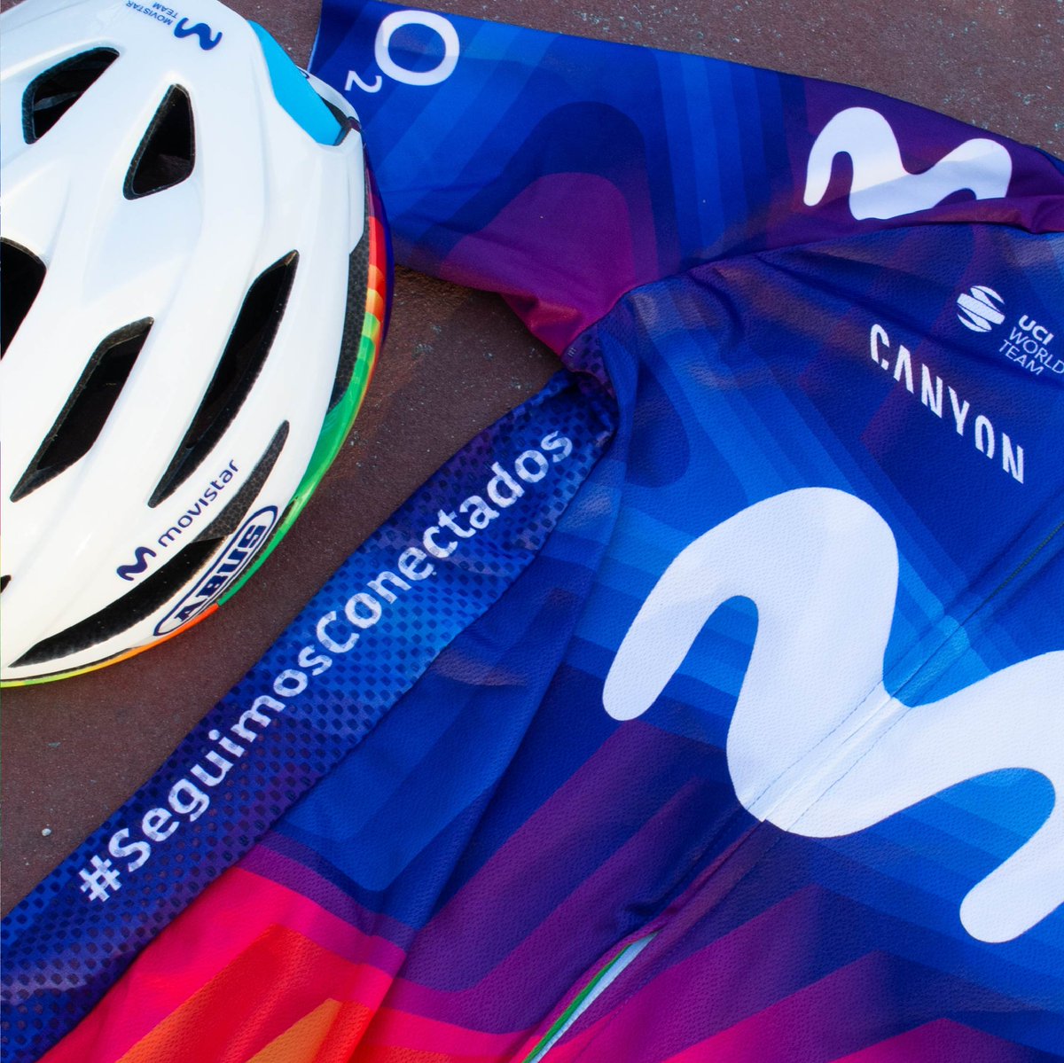 abus_es's tweet photo. ¡Qué ganas de que llegue el próximo 1 de agosto para poder ver a los corredores de @Movistar_Team en la @StradeBianche luciendo su equipación solidaria en favor de @CruzRojaEsp, que incluye una edición especial de nuestro nuevo casco, el #StormChaser! 🌈✨ https://t.co/nUhuE5sCgz