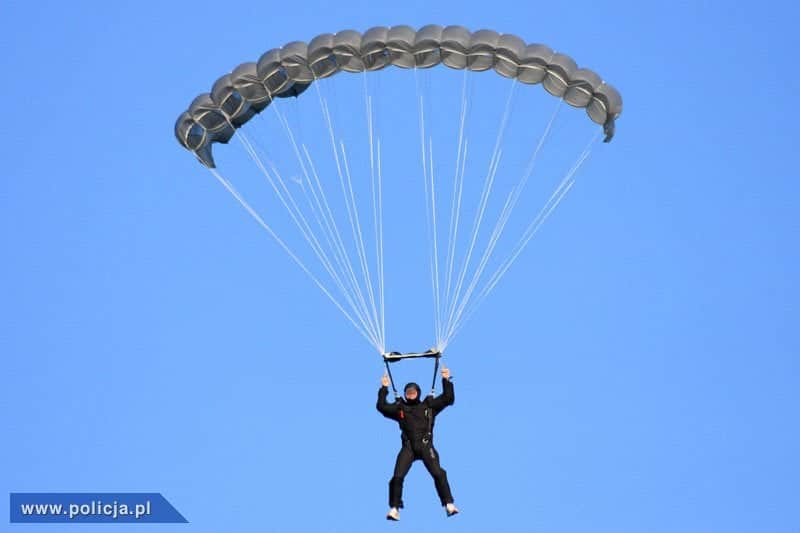 AIRPOL4's tweet photo. Z okazji dzisiejszego Święta Policji chcielibyśmy wyrazić uznanie dla wszystkich pracownic i pracowników Policji, którzy z narażeniem własnego zdrowia i życia wykonują zadania niezbędne dla naszego bezpieczeństwa. Życzymy bezpiecznej służby! 
Zdjęcie: https://t.co/itHdweLvWq https://t.co/9cHojYfIZu