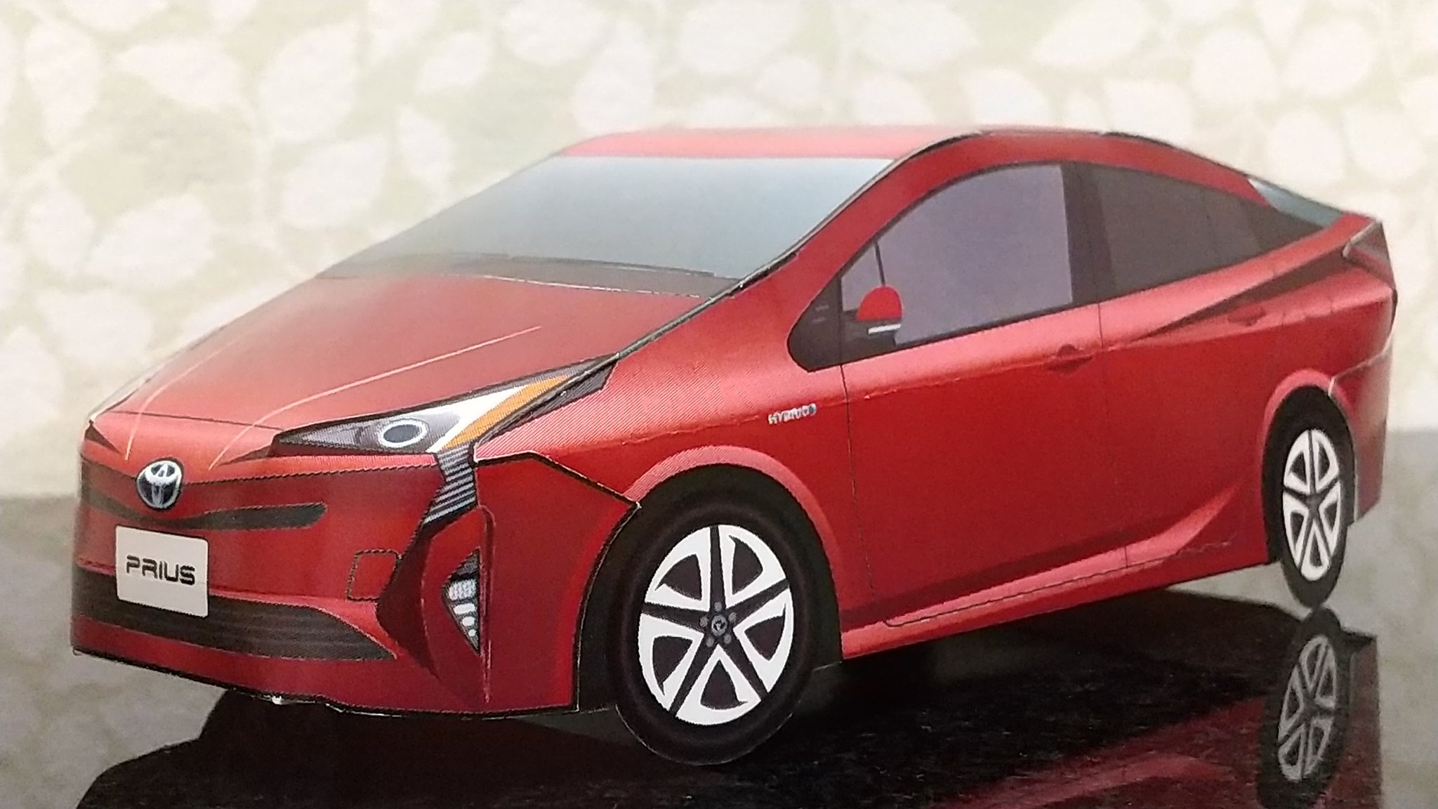 よし ペーパークラフト トヨタ プリウス トヨタカローラ姫路 さんのホームページで公開されている ペーパークラフト です モデルが変わりデザインの賛否両論あるモデルですが 燃費の良さは魅力ですよね テールランプの光り方が