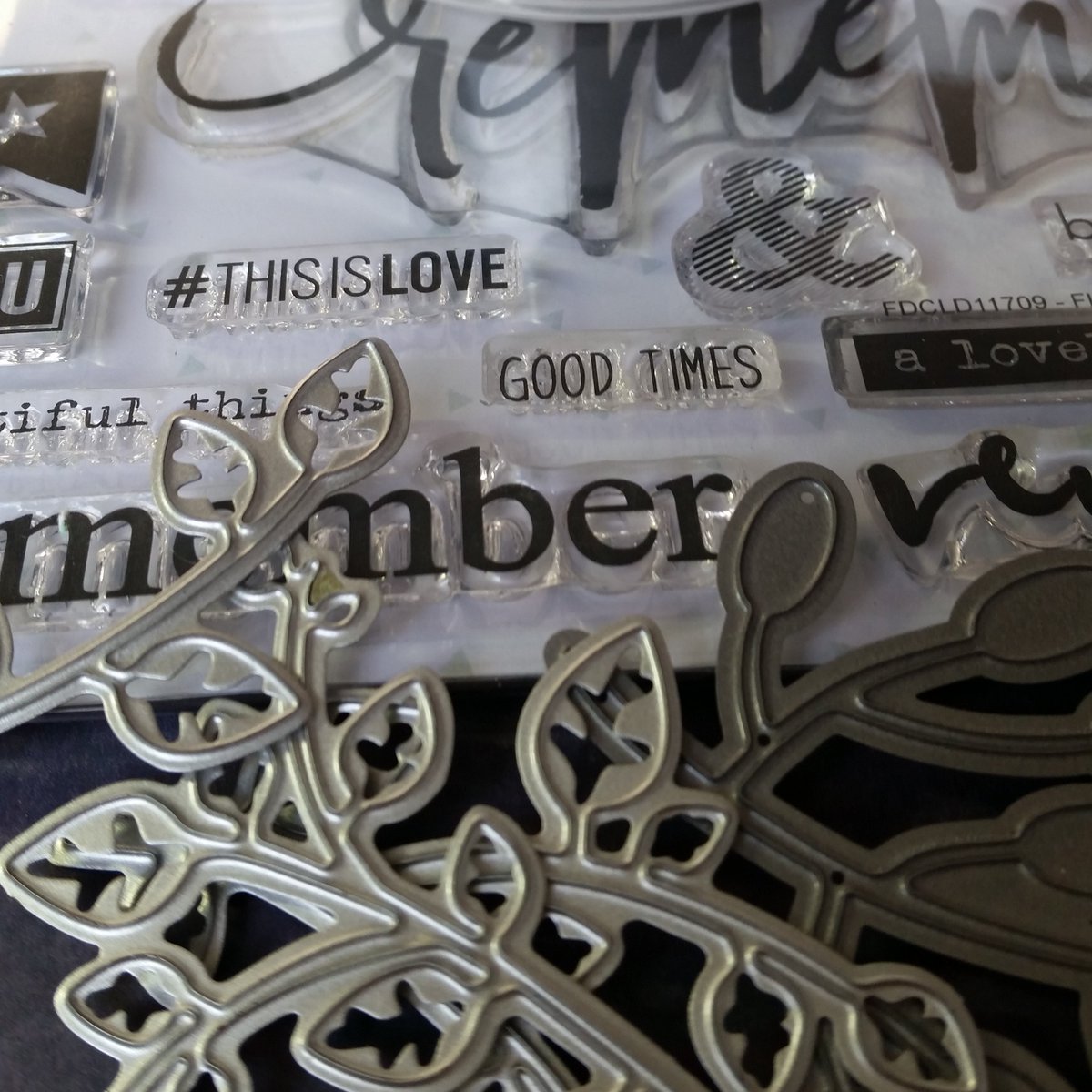ThePlumeNoire's tweet photo. En pleine préparation de la vidéo de dimanche ^^
#scrap #scrapbooking #pagedescrap #diy #loisirscreatifs #homemade #dylusions #patouille #florilegedesign https://t.co/Q42mimNXtc