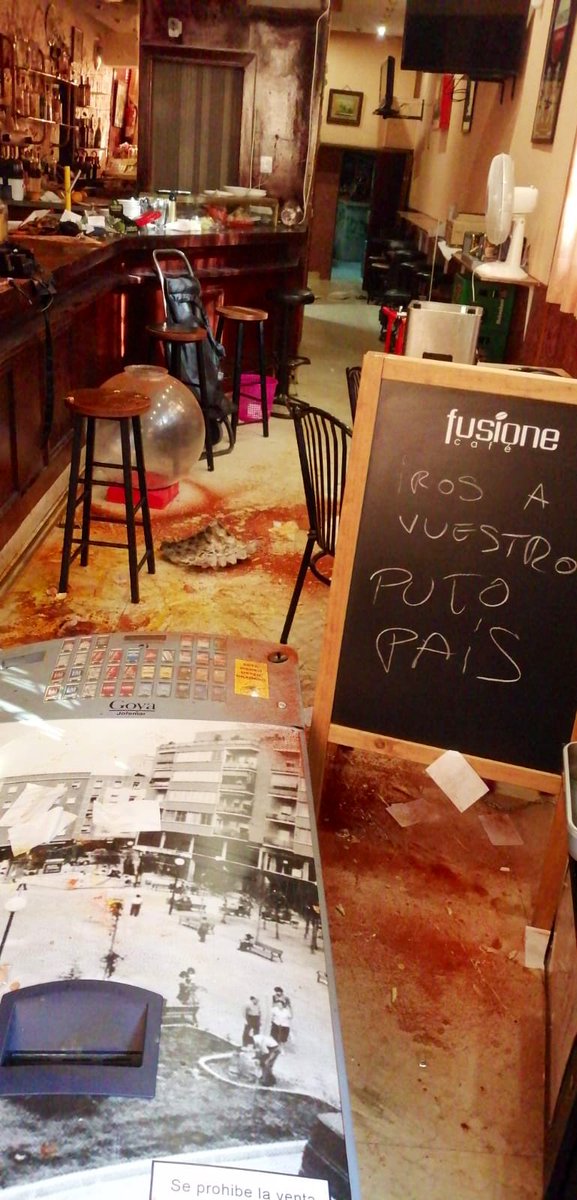 ropadeletras's tweet photo. Este es el Valencita, bar de mi barrio. Está en Avda de Badajoz 13. Habían vuelto a abrir con todo el esfuerzo.
Hay quienes no lo quieren aquí porque los propietarios son Rumanos. Esta noche han decidido visitarlos.
Esto es el racismo. Esto es lo que provoca el discurso de Vøx. https://t.co/AJZ8z888tF