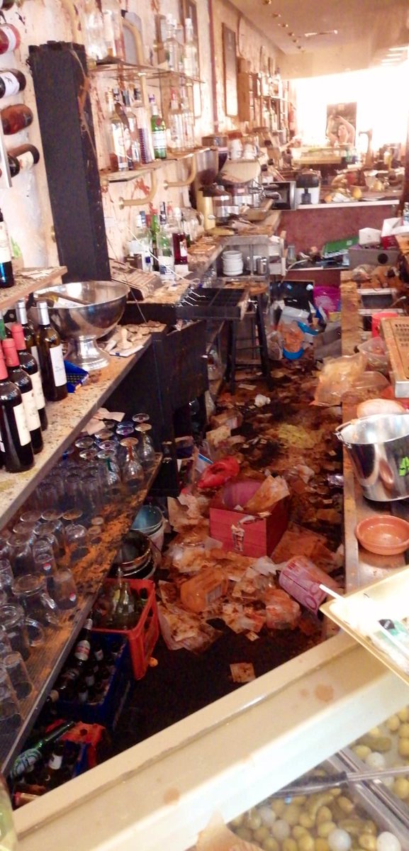 ropadeletras's tweet photo. Este es el Valencita, bar de mi barrio. Está en Avda de Badajoz 13. Habían vuelto a abrir con todo el esfuerzo.
Hay quienes no lo quieren aquí porque los propietarios son Rumanos. Esta noche han decidido visitarlos.
Esto es el racismo. Esto es lo que provoca el discurso de Vøx. https://t.co/AJZ8z888tF