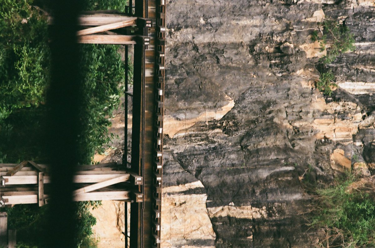 CJPJNxxx's tweet photo. ทุกครั้งที่มองสะพานก็คือกลัวมันพังมากจริงๆ
📷 : Canon FX
🎞️: Pro image100
📍 : สะพานมรณะ : สถานีรถไฟถ้ำกระแซ
#CJFILM https://t.co/mYZ19bmXfi