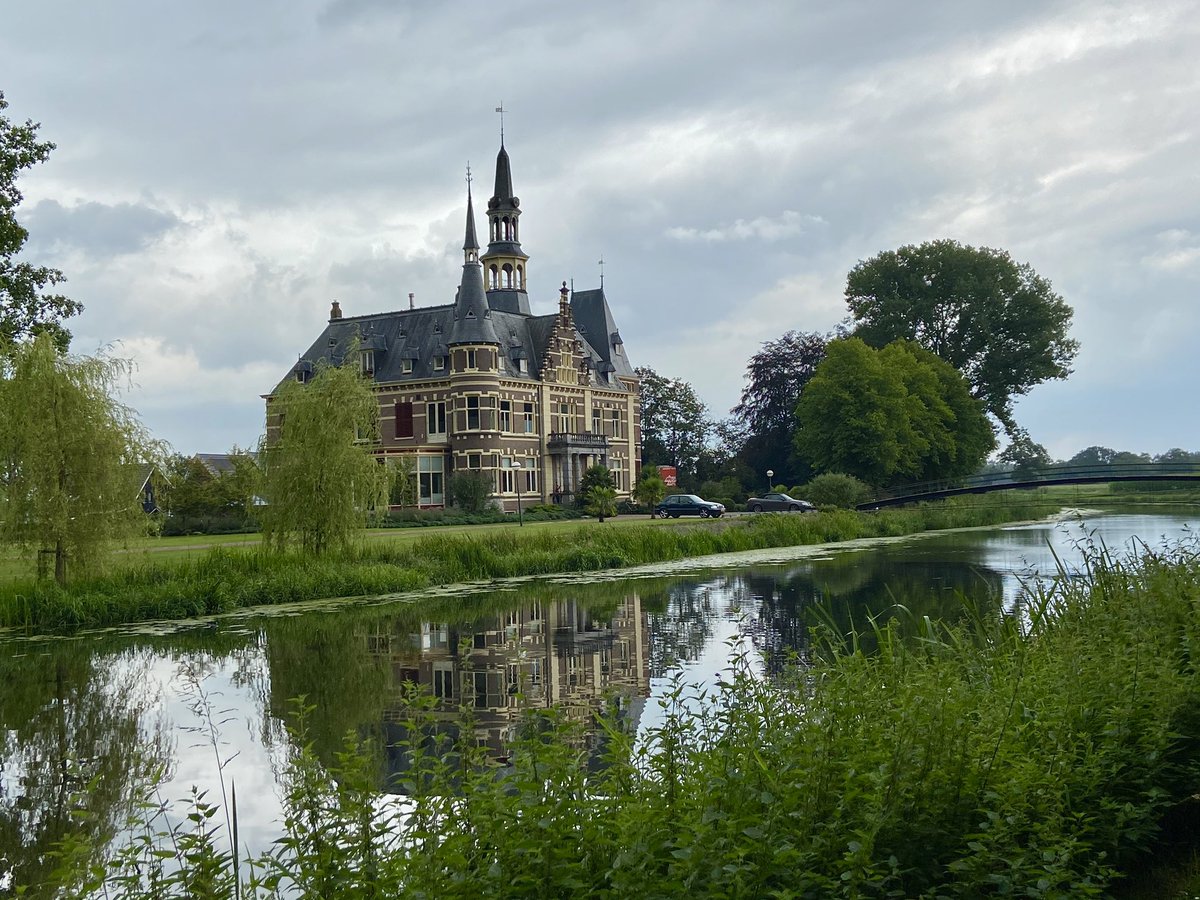 B_Visschedijk's tweet photo. Tussendoor richting Twente #files ontwijken #fileleed #a1 via #zutphen #lochem #goor met tussenstop kasteel #decloese #cloese Lochem, vm locatie #politieopleiding @Politie https://t.co/wp94XTpSih
