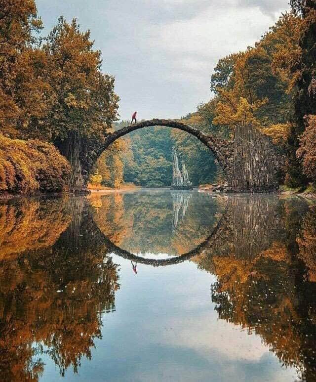 فصول السنة الأربعة من على جسر الشيطان راكوتزبروك في حديقة كروملاو في ألمانيا
