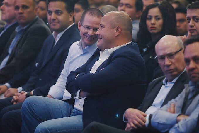Julianatilano's tweet photo. Dice Emilio Lozoya que Videgaray le solicitó enviar 6.8 millones de pesos a Ricardo Anaya.

Por cierto, no olviden a @EnriqueAlfaroR levantándole la mano y jugándosela con el panista. https://t.co/VPtCFtnlqB