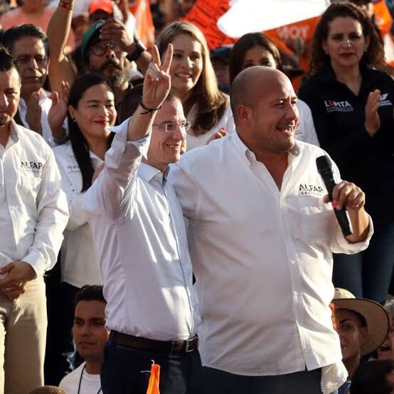 Julianatilano's tweet photo. Dice Emilio Lozoya que Videgaray le solicitó enviar 6.8 millones de pesos a Ricardo Anaya.

Por cierto, no olviden a @EnriqueAlfaroR levantándole la mano y jugándosela con el panista. https://t.co/VPtCFtnlqB