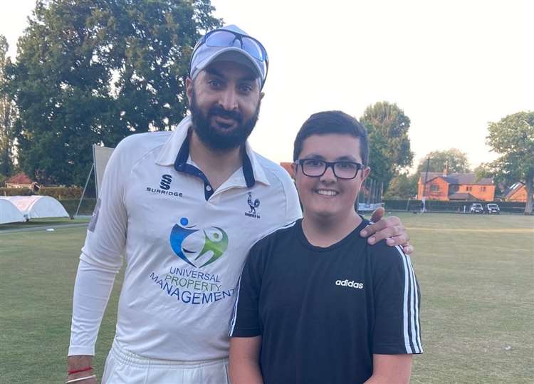 Former England international Monty Panesar is hit for six by a teenage cricketer kentonline.co.uk/tenterden/spor…