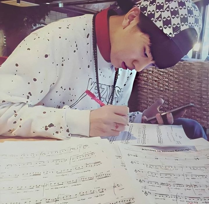 RockDailyFanClb's tweet photo. 음표와 RockDaily🎵🎵
#RockDaily #Layor #music #musician #hallyustar #idol #dance #dancer #vokal #actor #kpop #bts #hippop #보컬 #음악 #음표와 #Turkey #korea @jypnation @SMTOWNGLOBAL @ygent_official @BigHitEnt https://t.co/Q2RthJl5vV