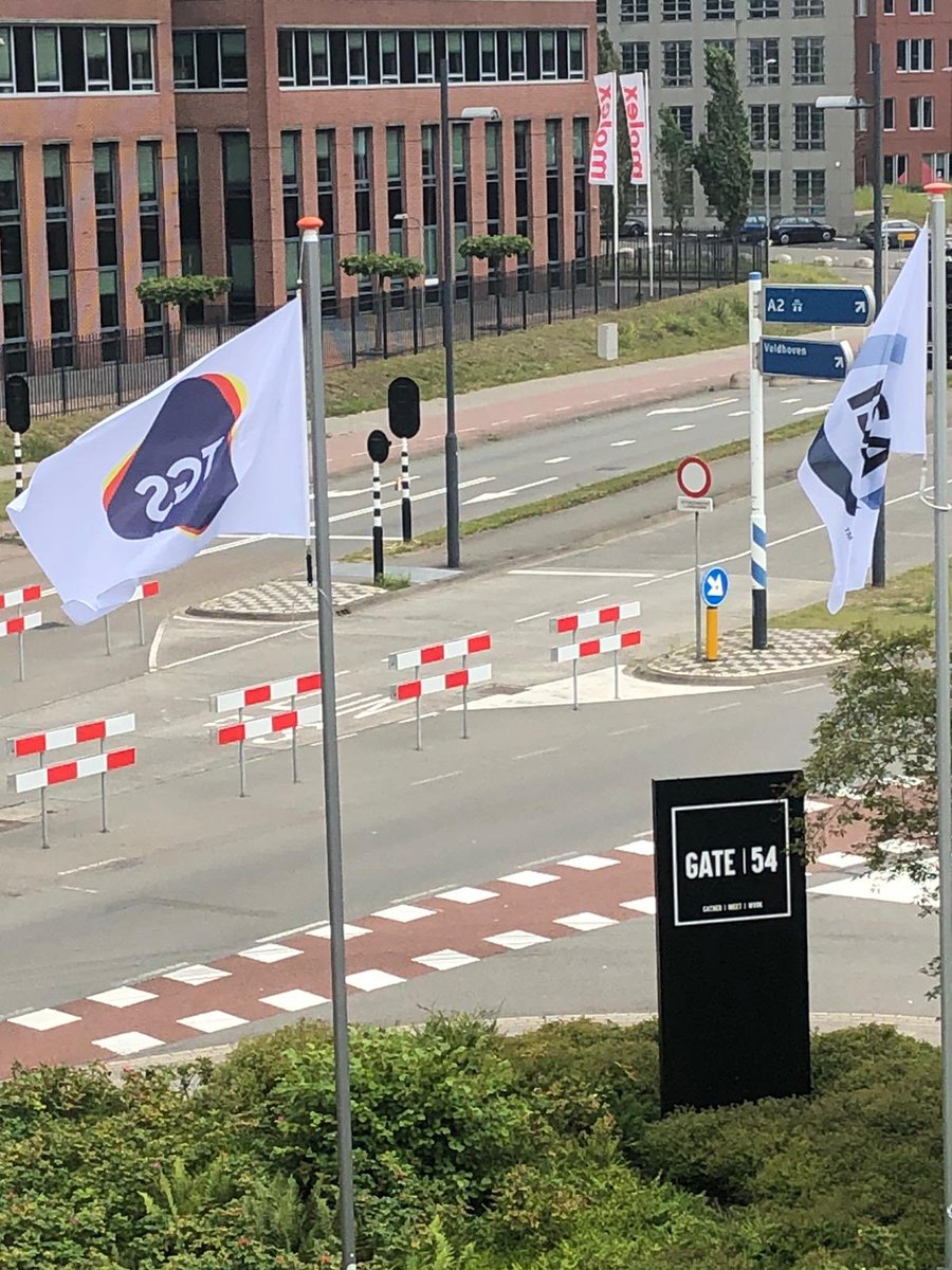 Plechtig moment, officieel startpunt nieuw kantoor......de vlag kan uit en mag gezien worden!