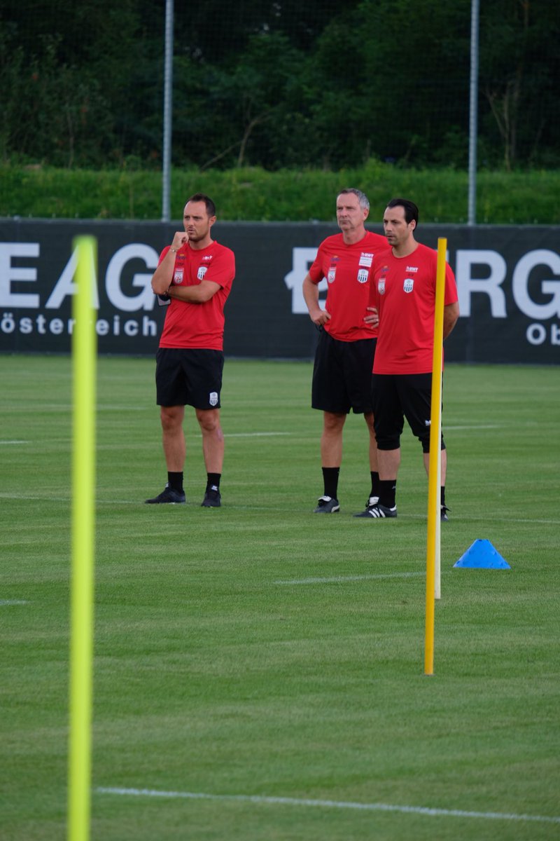 Sky_RolandS's tweet photo. Heute wurde beim @LASK_Official nicht nur der Fahrplan besprochen, sondern auch schon trainiert. @DominikThalham1 und @Heidenreich13 beobachteten auch die Neuzugänge: #madsen #karamoko #grgic #cheberko. #michorl war auch (noch?) mit dabei... #inundaut @SkySportAustria https://t.co/Z1uPVSQ4KN