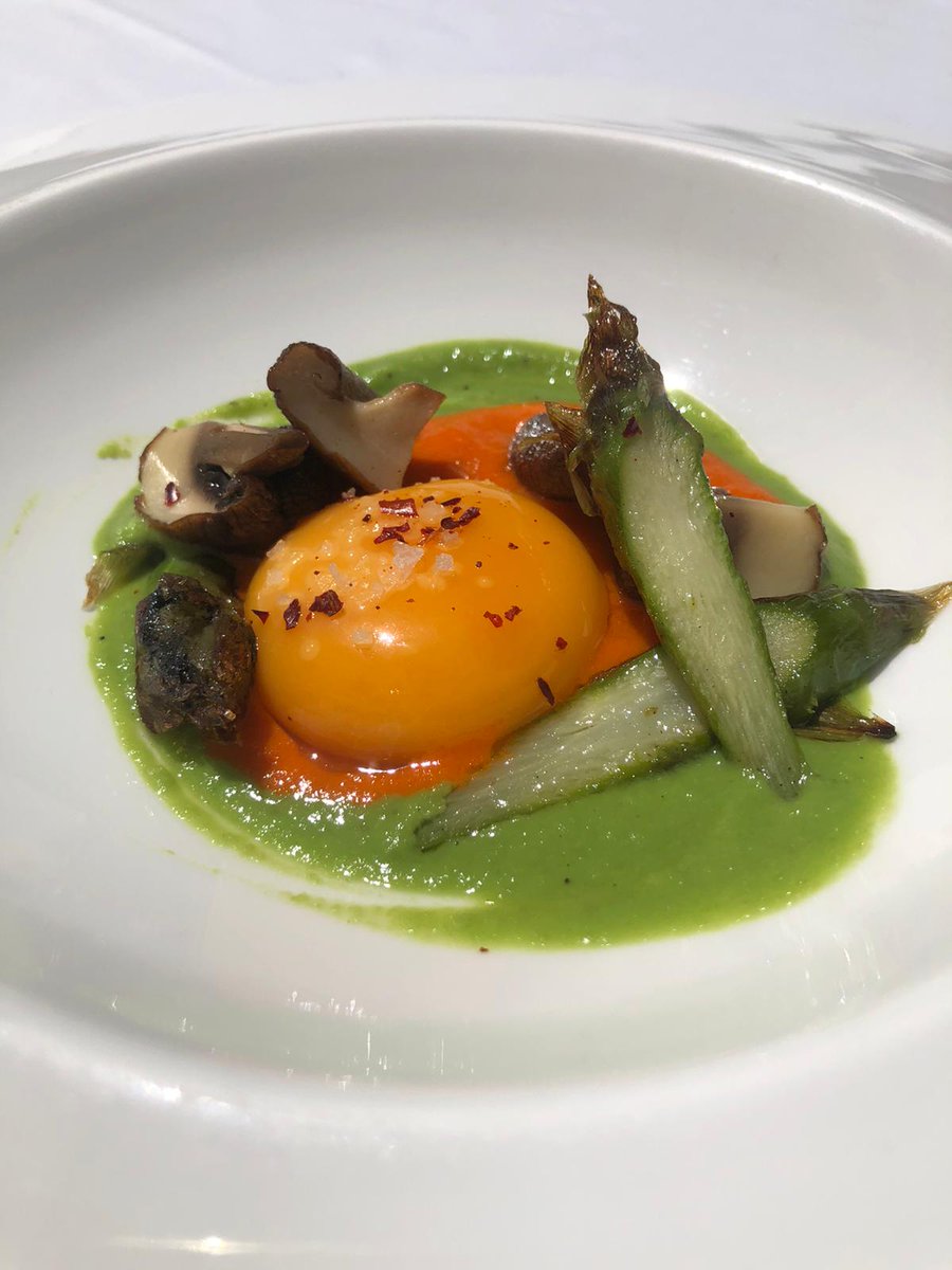 AlbercaRest's tweet photo. ¿Has probado ya nuestra yema a la brasa? Sobre un fondo de pimiento rojo y guisantes, espárragos verdes, shitake, portobello y el toque de pimentón ahumado. Uno de nuestro platos del menú #Humo. 🤤

#Albercarestaurante #Brasadictos #Foodie #Trujillo #Gastronomia https://t.co/vHayVUiM1H