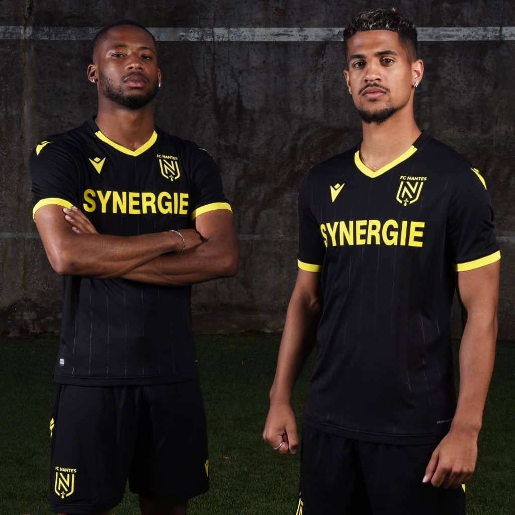 ActuFoot_'s tweet photo. Le FC Nantes dévoile son nouveau maillot extérieur. 🖤💛 https://t.co/ubpGDP40C4