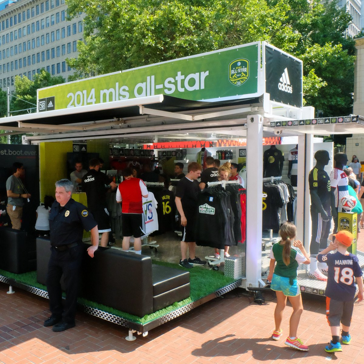 Steel_Space's tweet photo. #Brands are having to think outside the box. Adapting and connecting with customers by bringing the shopping experience outside with #popupretail solutions, integrating contactless digital purchasing #experiences. https://t.co/MTeYfOfMJP https://t.co/SRXJx7zKLt