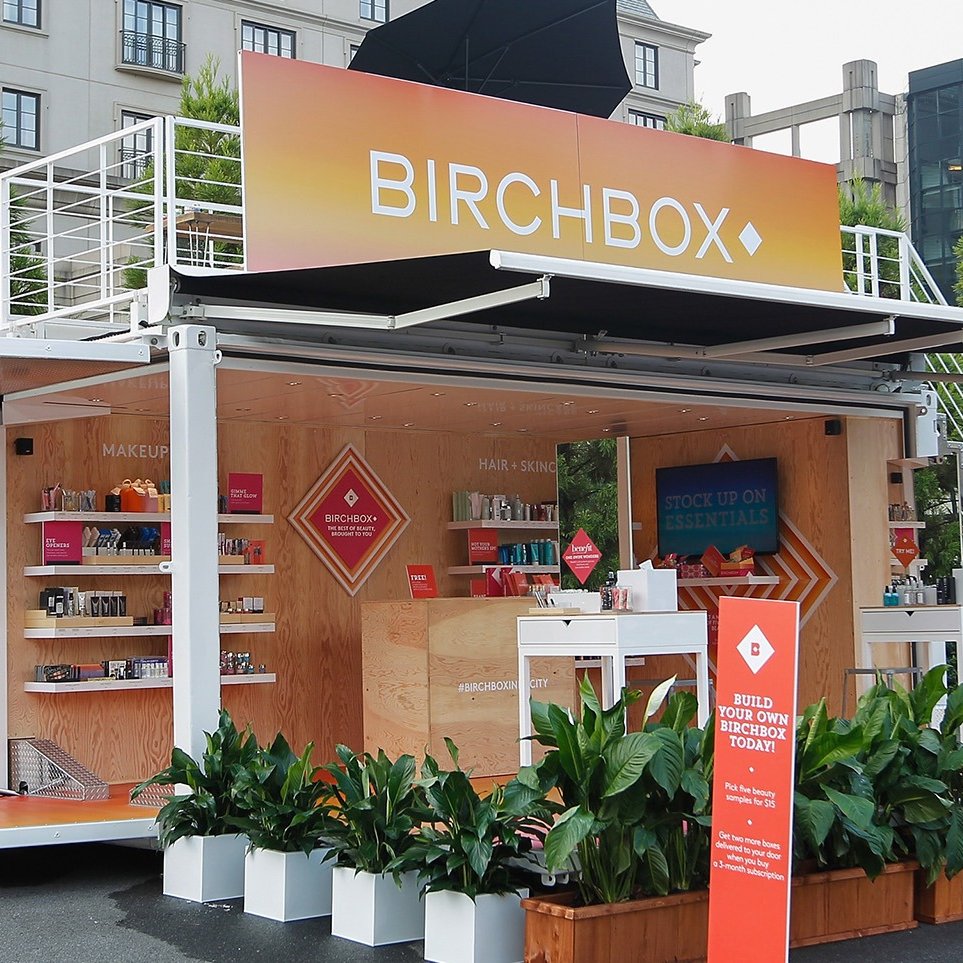 Steel_Space's tweet photo. #Brands are having to think outside the box. Adapting and connecting with customers by bringing the shopping experience outside with #popupretail solutions, integrating contactless digital purchasing #experiences. https://t.co/MTeYfOfMJP https://t.co/SRXJx7zKLt