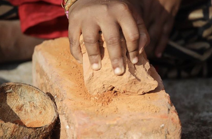 faminetales's tweet photo. This week’s #colourseries focuses on the light and earthy brown that is created from brick! To learn more about this #naturalcolour, click on the link below to take you to our Instagram post! 

https://t.co/rEaMLZia2a 

#naturalpigment #faminetales #sustainableart https://t.co/OWP5R8VAjH