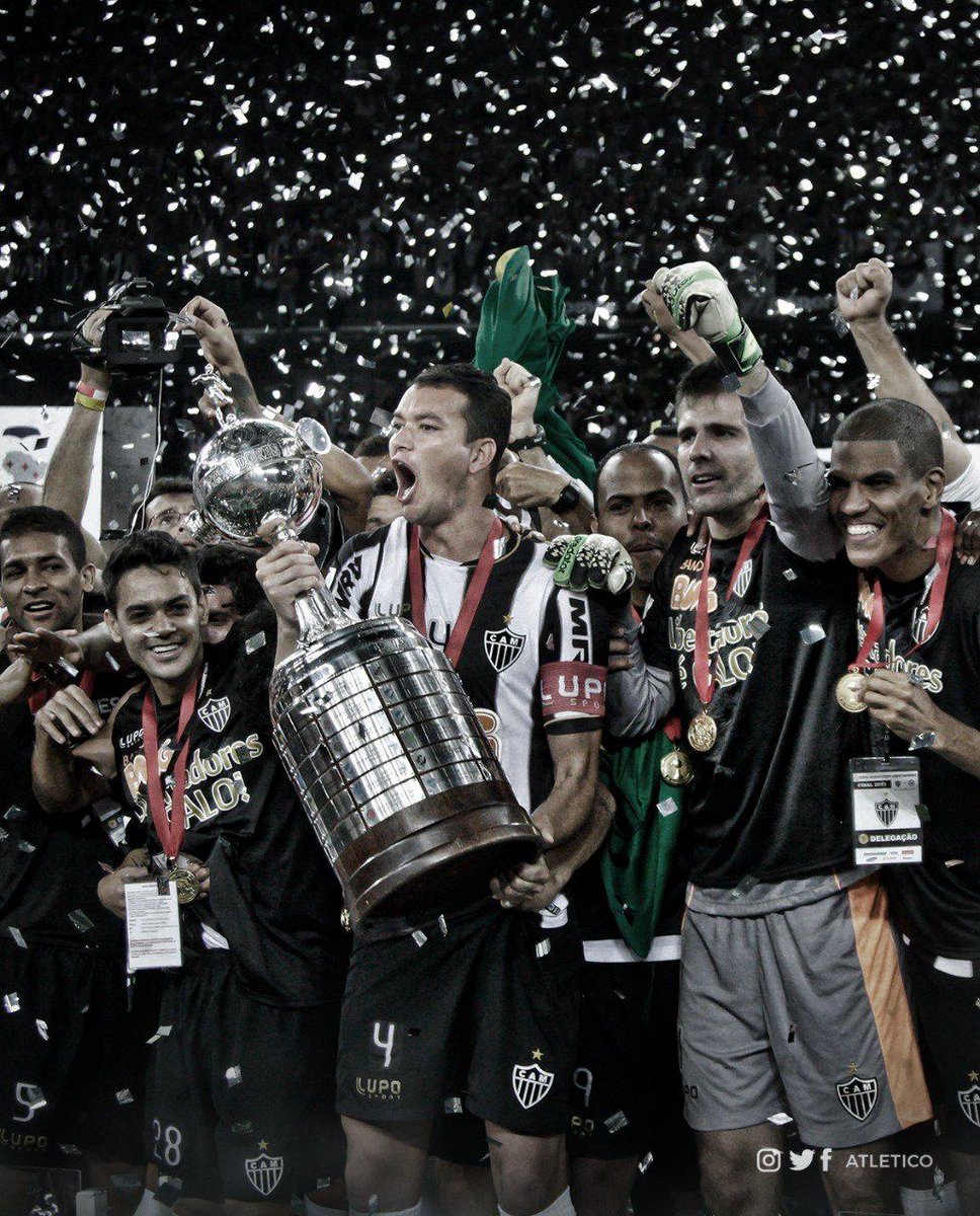 Atletico's tweet photo. 😍🏆 LA GLORIA ETERNA!

#HojeNaHistóriaDoGalo: há sete anos, a América era nossa!

Aqui é #Galo! 🏴🏳️ https://t.co/bHFSQ6VCEO