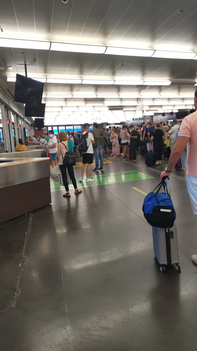 LIANIVERSON's tweet photo. luego os quejáis porque nos cierra en Septiembre
#ResponsabilidadSocial @Renfe https://t.co/1uvGaNAh4R