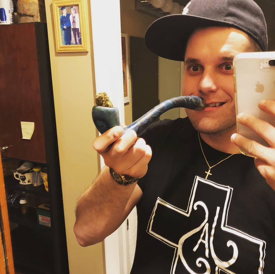 Canabis4207's tweet photo. Mon premier poste ici je veux que sa sois une penser pour Antonin qui est parti il y a bientot un an...
Cette image est atrosse mes elle nous rappelle qu'il est facile de ce faire avoire par des dealer
#antiweed #weed #marijuana #cannabis #dealer  
Snapchat: plug kili https://t.co/tDBfAA2S0r