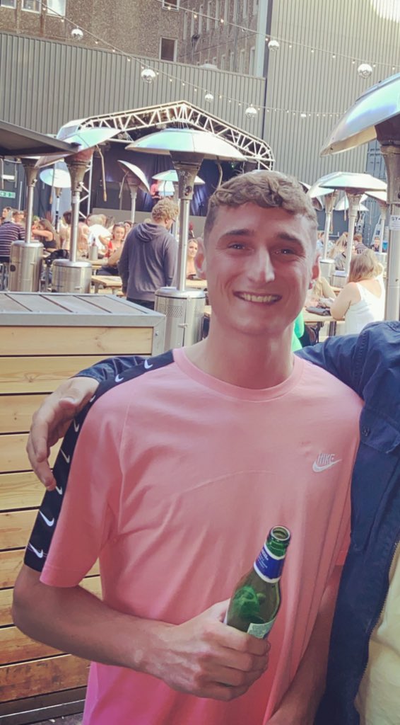 humby__'s tweet photo. Hahahaha fucks me 🤣🤣🤣 that even the same person?! #skinnypack https://t.co/6I0Ckc7YIj