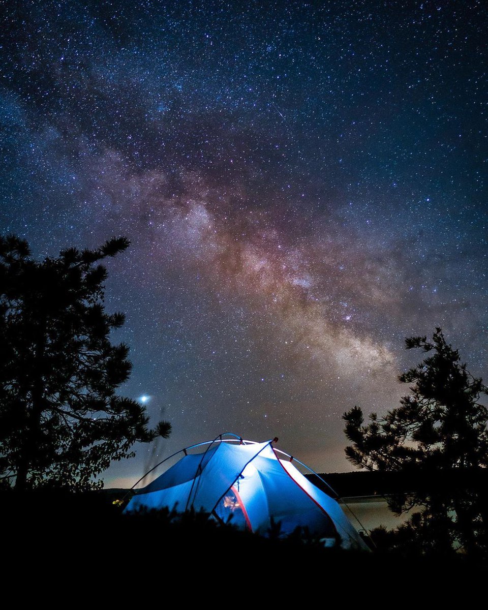 Get your wishes ready. From August 10 to 14, Québec will have a front-row seat to the Perseids meteor shower. 🌠 What’s your favourite spot to watch from? 📸: @ma_camera.numerique